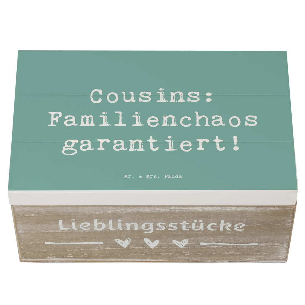 Holzkiste Spruch Cousin Abenteuer Holzkiste, Kiste, Schatzkiste, Truhe, Schatulle, XXL, Erinnerungsbox, Erinnerungskiste, Dekokiste, Aufbewahrungsbox, Geschenkbox, Geschenkdose, Familie, Vatertag, Muttertag, Bruder, Schwester, Mama, Papa, Oma, Opa