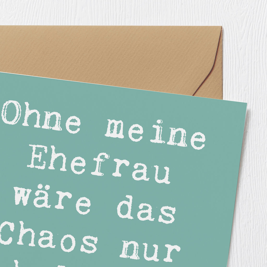 Deluxe Karte Spruch Ohne meine Ehefrau wäre das Chaos nur halb so schön. Karte, Grußkarte, Klappkarte, Einladungskarte, Glückwunschkarte, Hochzeitskarte, Geburtstagskarte, Hochwertige Grußkarte, Hochwertige Klappkarte, Familie, Vatertag, Muttertag, Bruder, Schwester, Mama, Papa, Oma, Opa