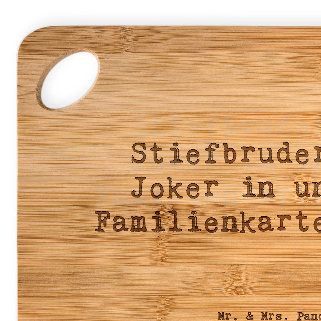 Bambus - Schneidebrett Spruch Stiefbruder: Der Joker in unserem Familienkartenspiel! Schneidebrett, Holzbrett, Küchenbrett, Frühstücksbrett, Hackbrett, Brett, Holzbrettchen, Servierbrett, Bretter, Holzbretter, Holz Bretter, Schneidebrett Holz, Holzbrett mit Gravur, Schneidbrett, Holzbrett Küche, Holzschneidebrett, Familie, Vatertag, Muttertag, Bruder, Schwester, Mama, Papa, Oma, Opa