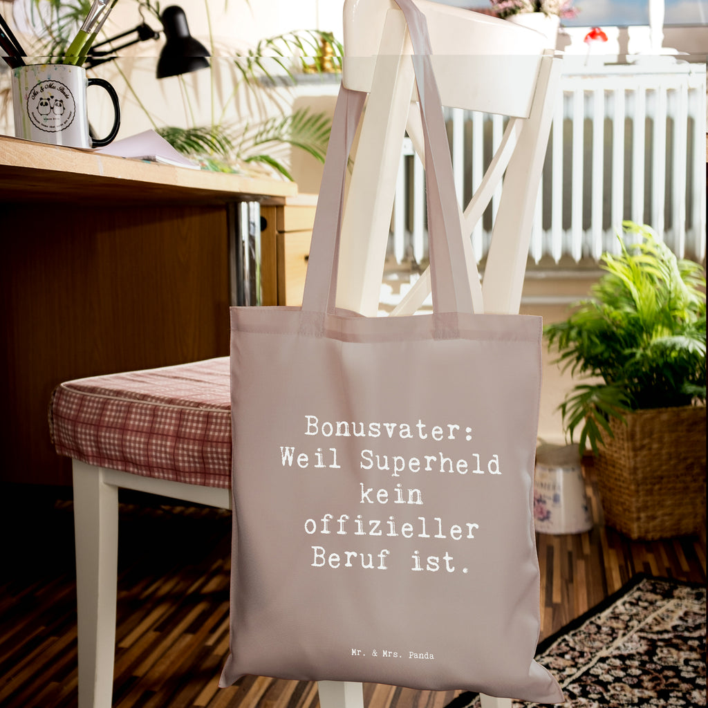 Tragetasche Spruch Bonusvater Superheld Beuteltasche, Beutel, Einkaufstasche, Jutebeutel, Stoffbeutel, Tasche, Shopper, Umhängetasche, Strandtasche, Schultertasche, Stofftasche, Tragetasche, Badetasche, Jutetasche, Einkaufstüte, Laptoptasche, Familie, Vatertag, Muttertag, Bruder, Schwester, Mama, Papa, Oma, Opa