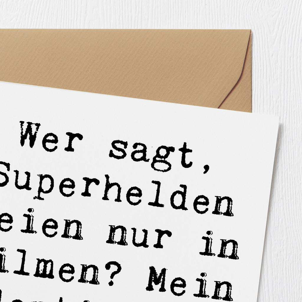 Deluxe Karte Spruch Adoptivvater Superheld Karte, Grußkarte, Klappkarte, Einladungskarte, Glückwunschkarte, Hochzeitskarte, Geburtstagskarte, Hochwertige Grußkarte, Hochwertige Klappkarte, Familie, Vatertag, Muttertag, Bruder, Schwester, Mama, Papa, Oma, Opa