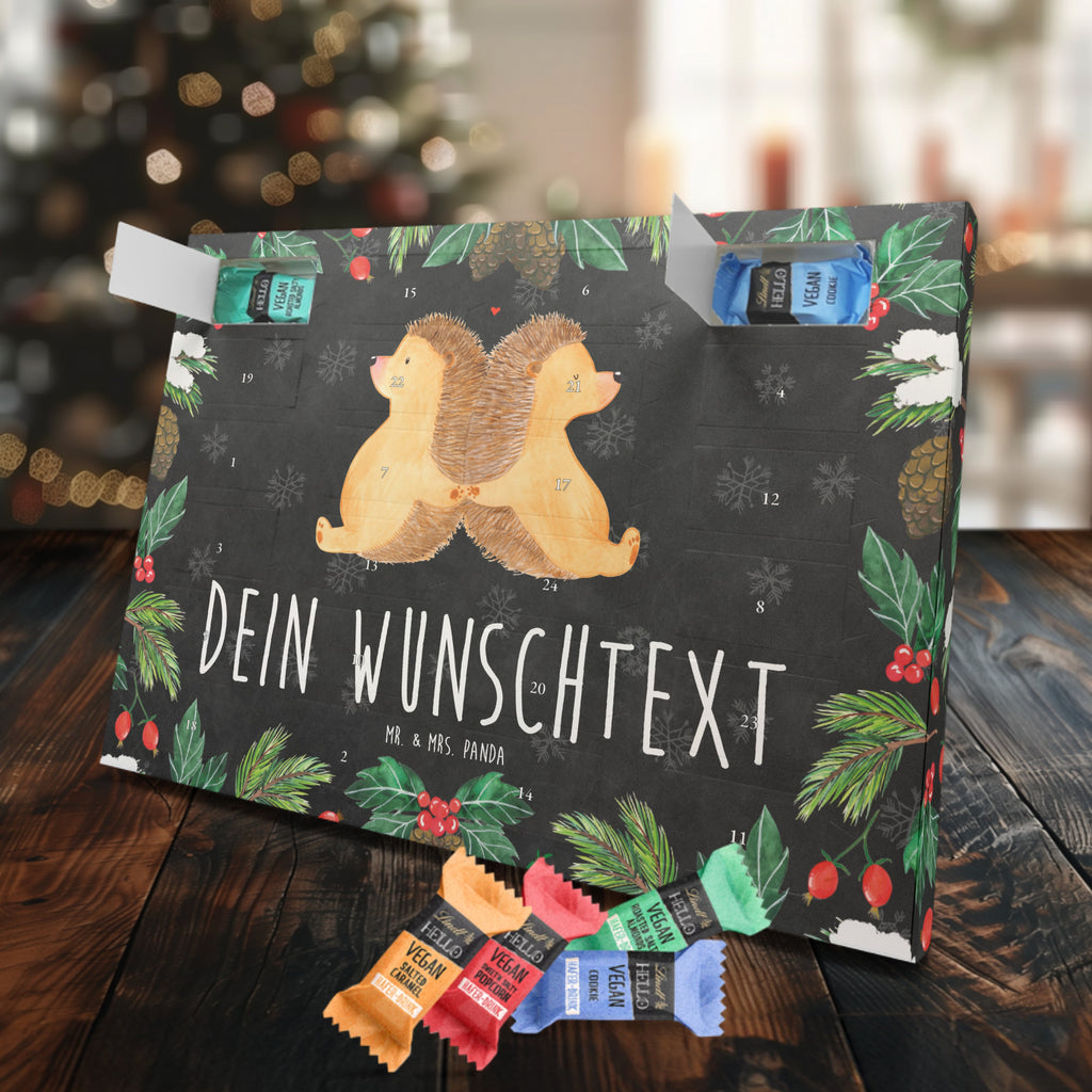 Personalisierter veganer Adventskalender Igel händchenhaltend Personalisierter veganer Adventskalender, Liebe, Partner, Freund, Freundin, Ehemann, Ehefrau, Heiraten, Verlobung, Heiratsantrag, Liebesgeschenk, Jahrestag, Hocheitstag, Igel, Igelliebe, Hand in Hand, Liebesbeweis, große Liebe, Liebesbotschaft, Hochzeit, Lieblingsmensch, Gemeinsamkeit, Love, Geschenk für zwei