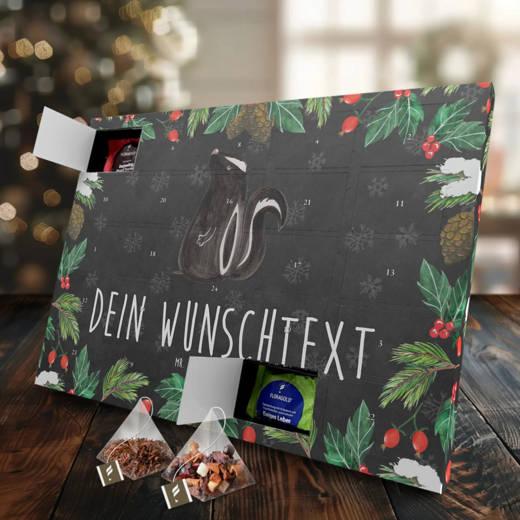 Personalisierter Tee Adventskalender Stinktier Sitzen Personalisierter Tee Adventskalender, Stinktier, Skunk, Wildtier, Raubtier, Stinker, Stinki, Spruch, Büro, Recht, Besserwisser