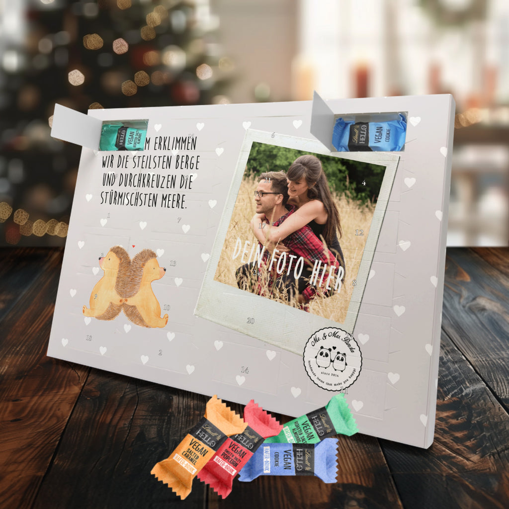 Personalisierter veganer Foto Adventskalender Igel händchenhaltend Personalisierter veganer Adventskalender, Liebe, Partner, Freund, Freundin, Ehemann, Ehefrau, Heiraten, Verlobung, Heiratsantrag, Liebesgeschenk, Jahrestag, Hocheitstag, Igel, Igelliebe, Hand in Hand, Liebesbeweis, große Liebe, Liebesbotschaft, Hochzeit, Lieblingsmensch, Gemeinsamkeit, Love, Geschenk für zwei