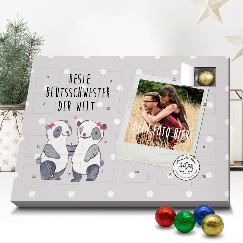 Personalisierter Schoko Foto Adventskalender Panda Beste Blutsschwester der Welt Personalisierter Adventskalender, Adventskalender mit Namen, für, Dankeschön, Geschenk, Schenken, Geburtstag, Geburtstagsgeschenk, Geschenkidee, Danke, Bedanken, Mitbringsel, Freude machen, Geschenktipp, Blutsschwester, Blutsgeschwister, Freundin, Bae, Schwestern, Schwester, Geschwister, Schwesterherz, Sister, Familie, Kleinigkeit, Beste, Tochter, Liebe