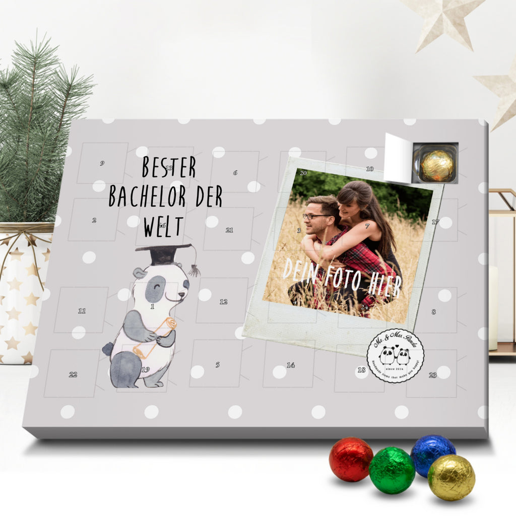 Personalisierter Schoko Foto Adventskalender Panda Bester Bachelor der Welt Personalisierter Adventskalender, Adventskalender mit Namen, für, Dankeschön, Geschenk, Schenken, Geburtstag, Geburtstagsgeschenk, Geschenkidee, Danke, Bedanken, Mitbringsel, Freude machen, Geschenktipp, Bachelor, Student, Studium, Sohn, Spaß, Musterschüler, lustig, Studienabschluss, witzig, Universität, Abschluss, Alumni, Uni, Studenten, Hochschule