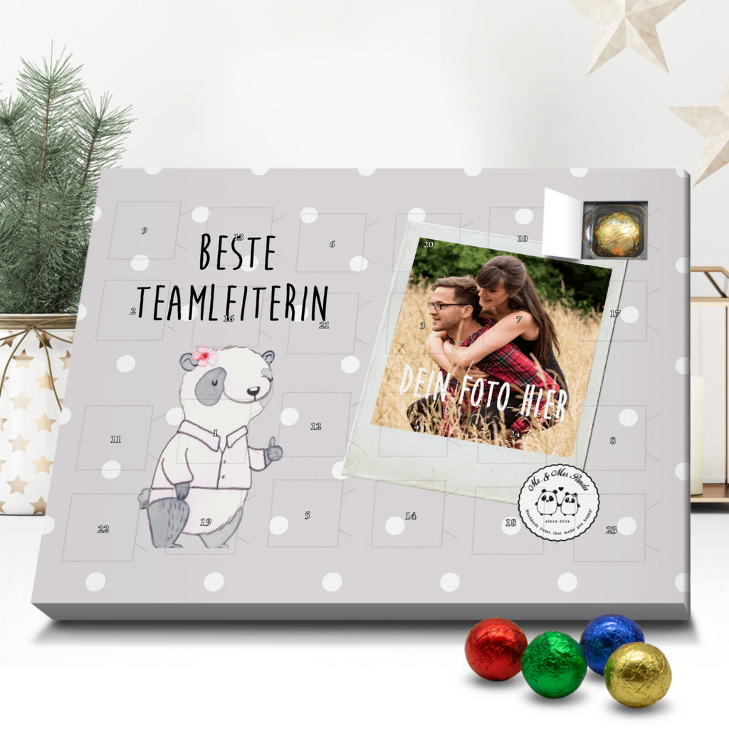 Personalisierter Schoko Foto Adventskalender Panda Beste Teamleiterin Personalisierter Adventskalender, Adventskalender mit Namen, für, Dankeschön, Geschenk, Schenken, Geburtstag, Geburtstagsgeschenk, Geschenkidee, Danke, Bedanken, Mitbringsel, Freude machen, Geschenktipp, Teamleiterin, Seminarleiterin, Gruppenleiterin, Leiterin, Kollegin, Chefin, Vorgesetzte, Abschied, Abschiedsgeschenk, Ruhestand