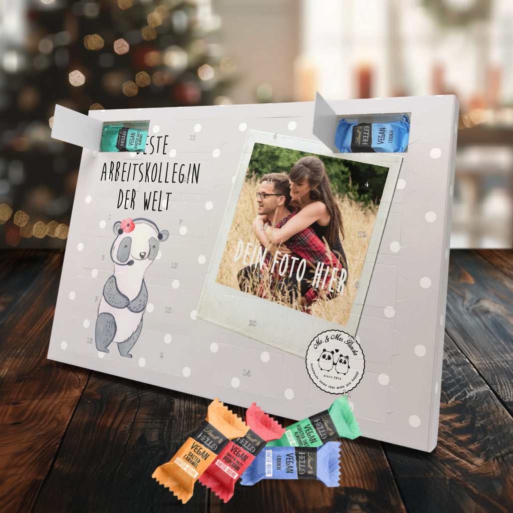 Personalisierter veganer Foto Adventskalender Panda Beste Arbeitskollegin der Welt Personalisierter veganer Adventskalender, für, Dankeschön, Geschenk, Schenken, Geburtstag, Geburtstagsgeschenk, Geschenkidee, Danke, Bedanken, Mitbringsel, Freude machen, Geschenktipp, Arbeitskollegin, Kollegin, Freundin, Büro, Abschiedsgeschenk, Ruhestand, Arbeit, Mitarbeiterin, Berufsgenossin, Beruf