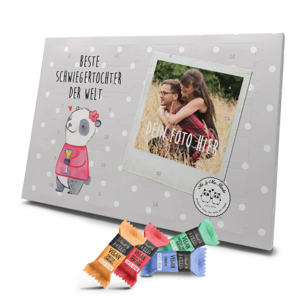 Personalisierter veganer Foto Adventskalender Panda Beste Schwiegertochter der Welt Personalisierter veganer Adventskalender, für, Dankeschön, Geschenk, Schenken, Geburtstag, Geburtstagsgeschenk, Geschenkidee, Danke, Bedanken, Mitbringsel, Freude machen, Geschenktipp, Schwiegertochter, Tochter, Ehefrau des Sohns, Frau, angeheiratet, Hochzeit