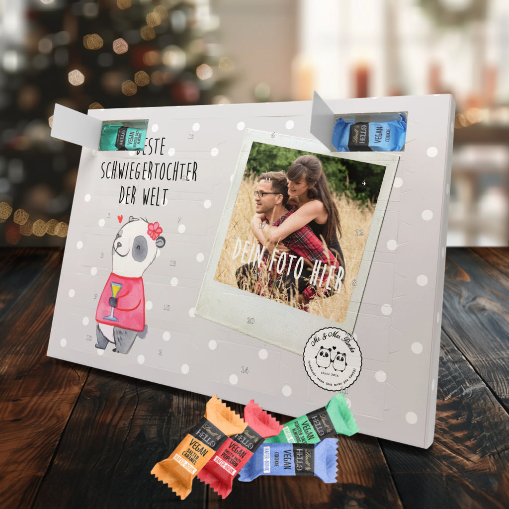 Personalisierter veganer Foto Adventskalender Panda Beste Schwiegertochter der Welt Personalisierter veganer Adventskalender, für, Dankeschön, Geschenk, Schenken, Geburtstag, Geburtstagsgeschenk, Geschenkidee, Danke, Bedanken, Mitbringsel, Freude machen, Geschenktipp, Schwiegertochter, Tochter, Ehefrau des Sohns, Frau, angeheiratet, Hochzeit