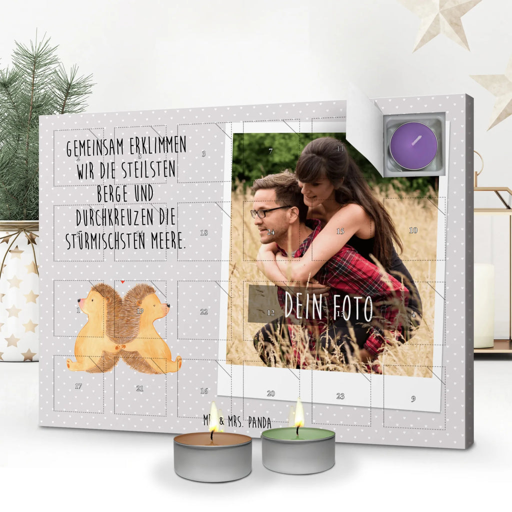 Personalisierter Duftkerzen Foto Adventskalender Igel händchenhaltend Personalisierter Duftkerzen Foto Adventskalender, Liebe, Partner, Freund, Freundin, Ehemann, Ehefrau, Heiraten, Verlobung, Heiratsantrag, Liebesgeschenk, Jahrestag, Hocheitstag, Igel, Igelliebe, Hand in Hand, Liebesbeweis, große Liebe, Liebesbotschaft, Hochzeit, Lieblingsmensch, Gemeinsamkeit, Love, Geschenk für zwei