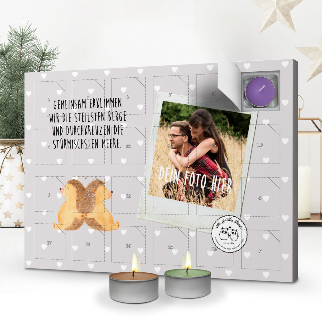 Personalisierter Duftkerzen Foto Adventskalender Igel händchenhaltend Personalisierter Duftkerzen Adventskalender, Liebe, Partner, Freund, Freundin, Ehemann, Ehefrau, Heiraten, Verlobung, Heiratsantrag, Liebesgeschenk, Jahrestag, Hocheitstag, Igel, Igelliebe, Hand in Hand, Liebesbeweis, große Liebe, Liebesbotschaft, Hochzeit, Lieblingsmensch, Gemeinsamkeit, Love, Geschenk für zwei