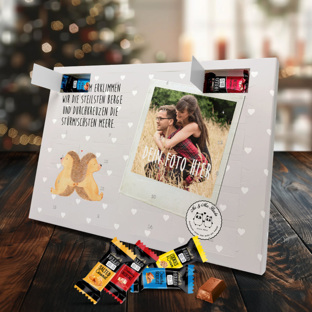 Personalisierter Markenschokolade Foto Adventskalender Igel händchenhaltend Personalisierter Adventskalender, Liebe, Partner, Freund, Freundin, Ehemann, Ehefrau, Heiraten, Verlobung, Heiratsantrag, Liebesgeschenk, Jahrestag, Hocheitstag, Igel, Igelliebe, Hand in Hand, Liebesbeweis, große Liebe, Liebesbotschaft, Hochzeit, Lieblingsmensch, Gemeinsamkeit, Love, Geschenk für zwei