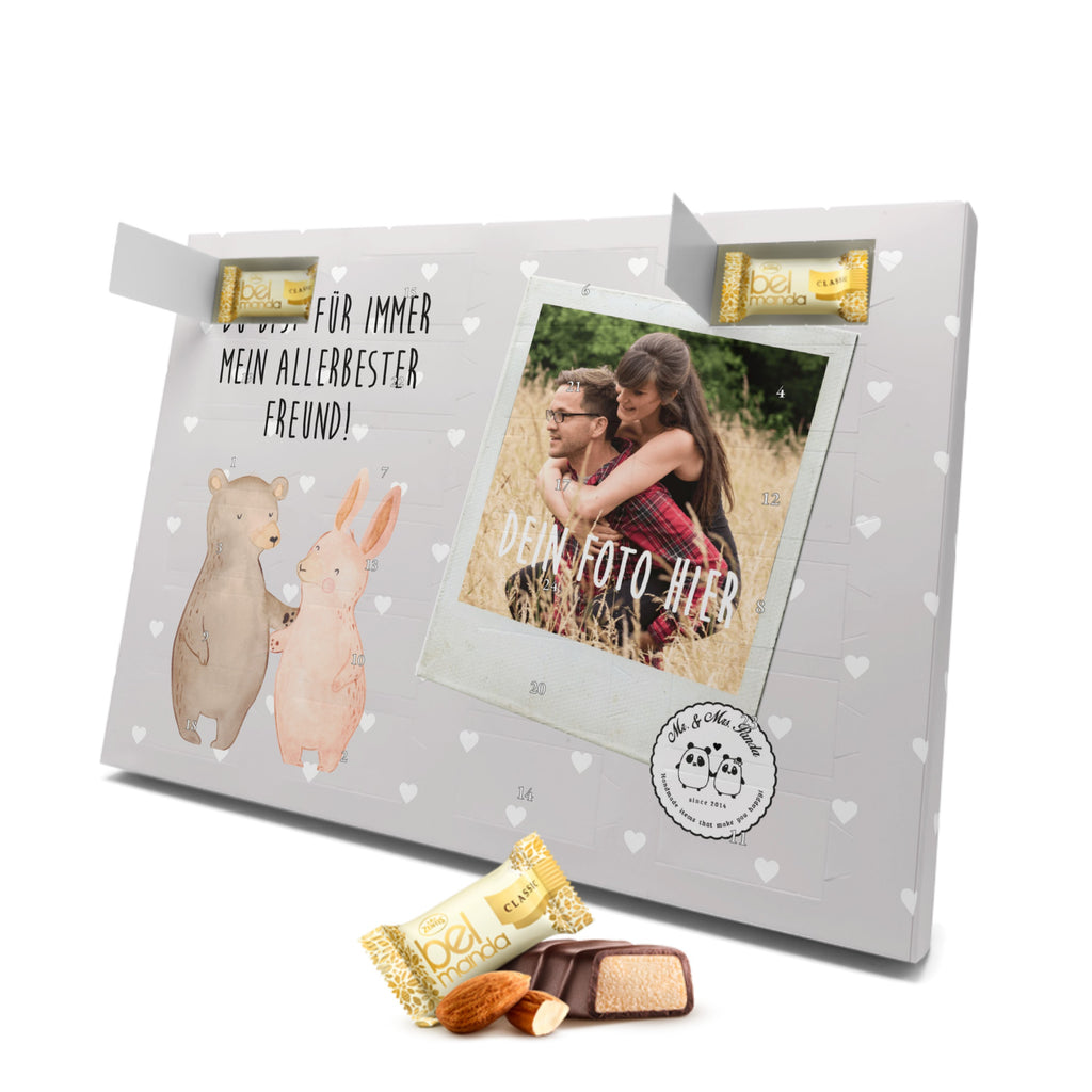 Personalisierter Marzipan Foto Adventskalender Bär und Hase Umarmen Personalisierter Marzipan Adventskalender, Liebe, Partner, Freund, Freundin, Ehemann, Ehefrau, Heiraten, Verlobung, Heiratsantrag, Liebesgeschenk, Jahrestag, Hocheitstag, Freunde, bester Freund, Hase, Bär, Bärchen, best friends