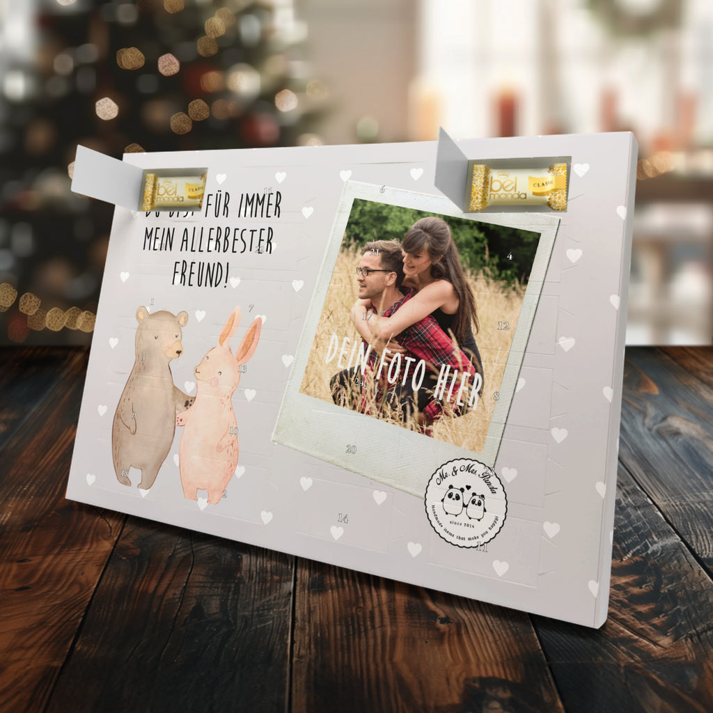 Personalisierter Marzipan Foto Adventskalender Bär und Hase Umarmen Personalisierter Marzipan Adventskalender, Liebe, Partner, Freund, Freundin, Ehemann, Ehefrau, Heiraten, Verlobung, Heiratsantrag, Liebesgeschenk, Jahrestag, Hocheitstag, Freunde, bester Freund, Hase, Bär, Bärchen, best friends