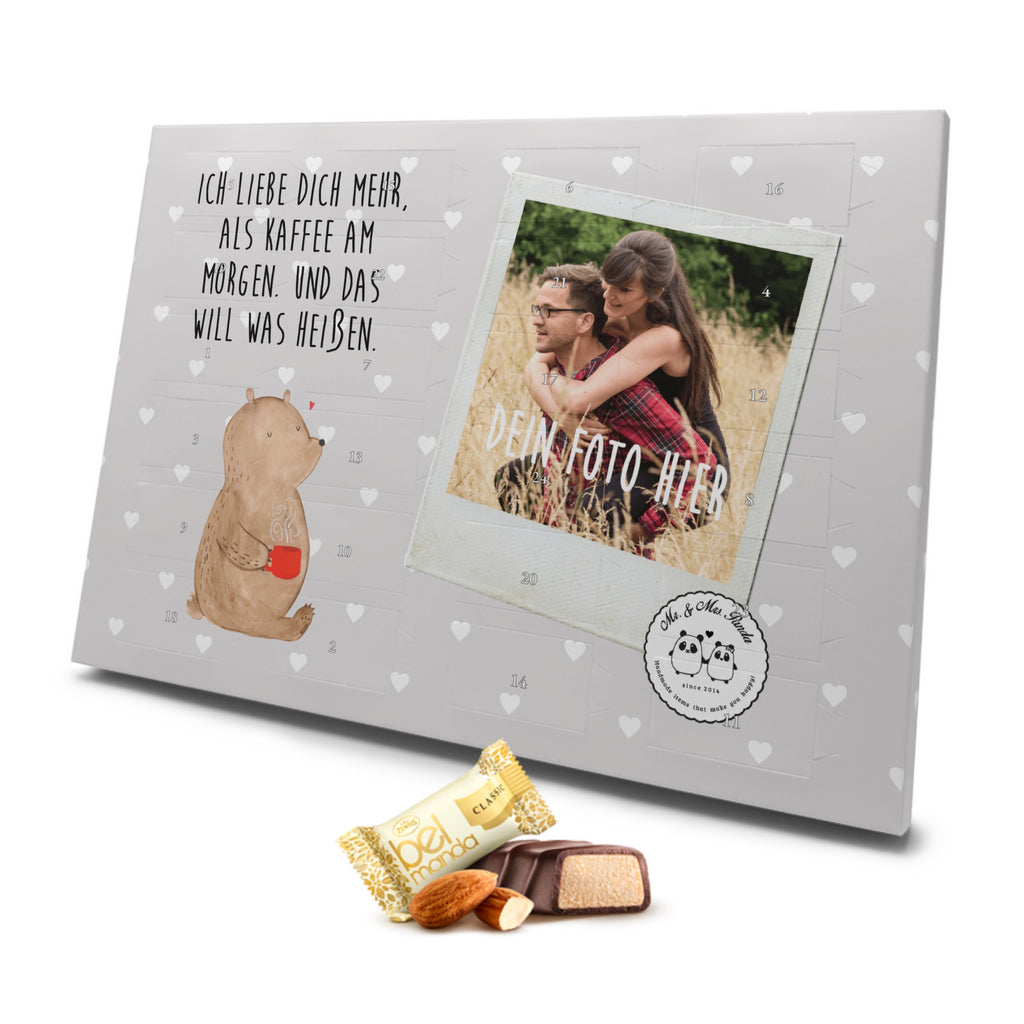 Personalisierter Marzipan Foto Adventskalender Bär Morgenkaffee Personalisierter Marzipan Adventskalender, Liebe, Partner, Freund, Freundin, Ehemann, Ehefrau, Heiraten, Verlobung, Heiratsantrag, Liebesgeschenk, Jahrestag, Hocheitstag, Valentinstag, Geschenk für Frauen, Hochzeitstag, Mitbringsel, Geschenk für Freundin, Geschenk für Partner, Liebesbeweis, für Männer, für Ehemann