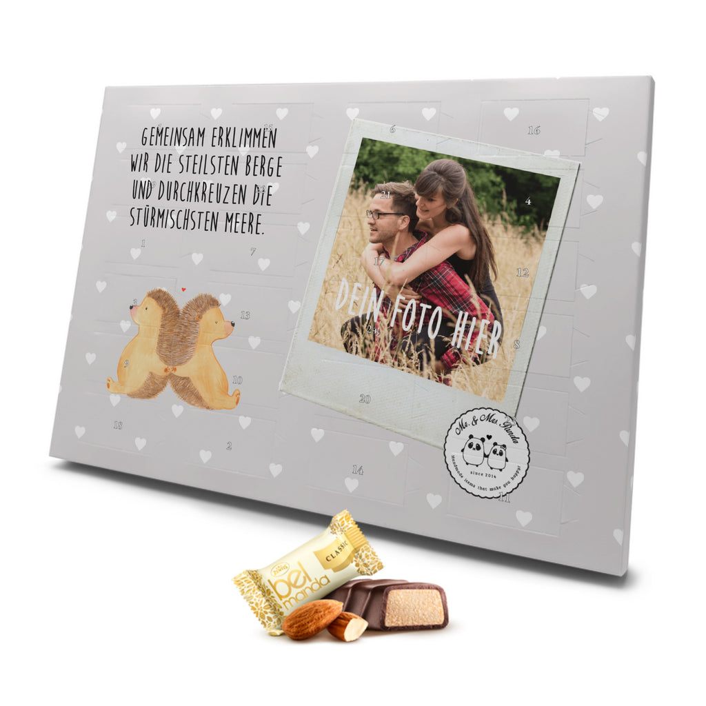 Personalisierter Marzipan Foto Adventskalender Igel Liebe Personalisierter Marzipan Adventskalender, Liebe, Partner, Freund, Freundin, Ehemann, Ehefrau, Heiraten, Verlobung, Heiratsantrag, Liebesgeschenk, Jahrestag, Hocheitstag, Verliebt, Verlobt, Verheiratet, Geschenk, Liebesbeweis, Hochzeitstag, Hochzeit, Igel