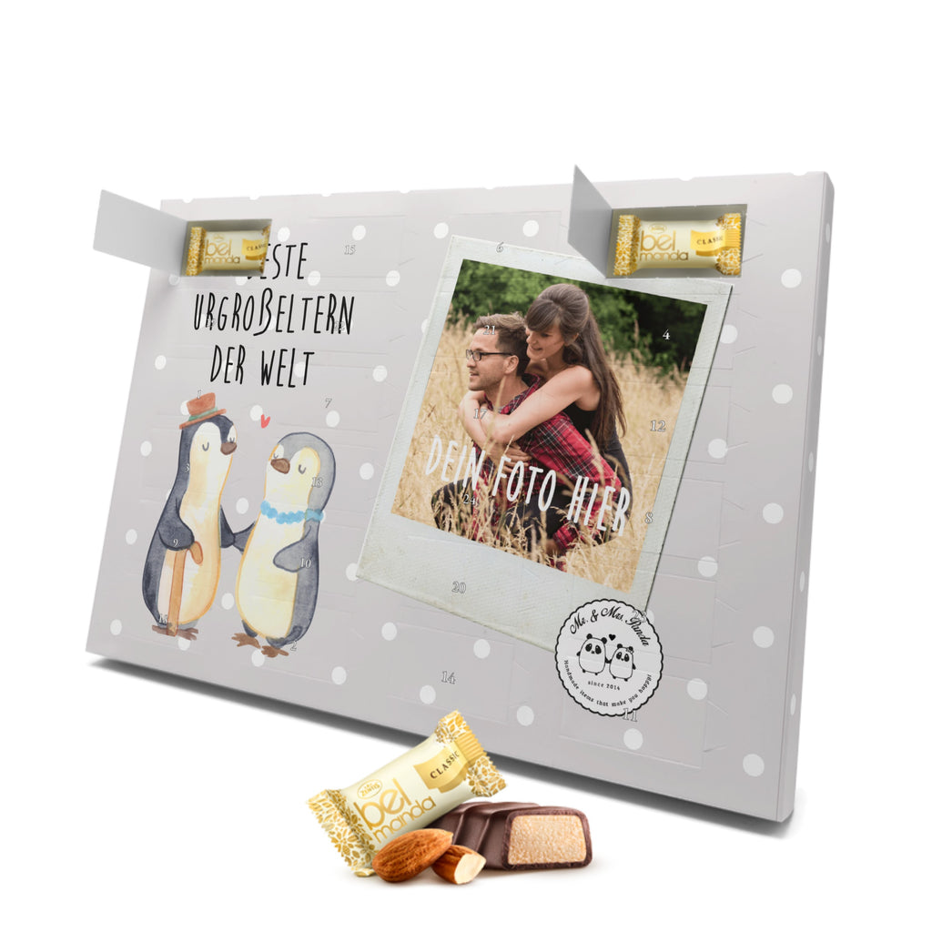 Personalisierter Marzipan Foto Adventskalender Pinguin Beste Urgroßeltern der Welt Personalisierter Marzipan Adventskalender, für, Dankeschön, Geschenk, Schenken, Geburtstag, Geburtstagsgeschenk, Geschenkidee, Danke, Bedanken, Mitbringsel, Freude machen, Geschenktipp, Urgroßeltern, Urgrosseltern, Uhrgroßeltern, Uhroma, Uhropa, Uropa, Ur, Uroma, Großeltern, Großmutter, Großvater, Opa, Omi, Oma, Opi. Großpapa, Großmama, Enkel, Enkelin, Enkelkind, Kleinigkeit, Omma, Ommi, Oppa, Oppi, Bester