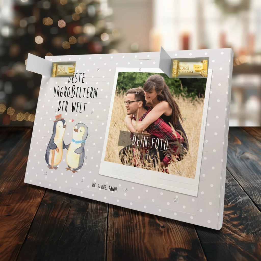 Personalisierter Marzipan Foto Adventskalender Pinguin Beste Urgroßeltern der Welt Personalisierter Marzipan Foto Adventskalender, für, Dankeschön, Geschenk, Schenken, Geburtstag, Geburtstagsgeschenk, Geschenkidee, Danke, Bedanken, Mitbringsel, Freude machen, Geschenktipp, Urgroßeltern, Urgrosseltern, Uhrgroßeltern, Uhroma, Uhropa, Uropa, Ur, Uroma, Großeltern, Großmutter, Großvater, Opa, Omi, Oma, Opi. Großpapa, Großmama, Enkel, Enkelin, Enkelkind, Kleinigkeit, Omma, Ommi, Oppa, Oppi, Bester