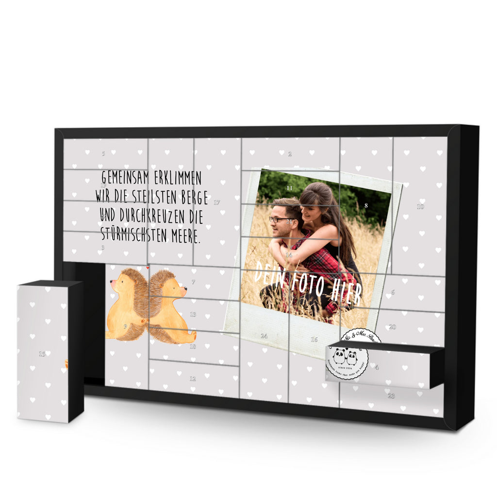 Personalisierter Befüllbarer Foto Adventskalender Igel händchenhaltend Befüllbarer Adventskalender, Adventskalender zum selbst befüllen, Liebe, Partner, Freund, Freundin, Ehemann, Ehefrau, Heiraten, Verlobung, Heiratsantrag, Liebesgeschenk, Jahrestag, Hocheitstag, Igel, Igelliebe, Hand in Hand, Liebesbeweis, große Liebe, Liebesbotschaft, Hochzeit, Lieblingsmensch, Gemeinsamkeit, Love, Geschenk für zwei