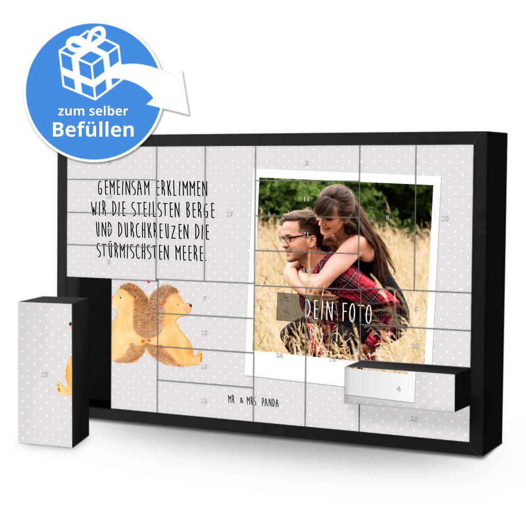 Personalisierter Befüllbarer Foto Adventskalender Igel händchenhaltend Personalisierter Befüllbarer Foto Adventskalender, Liebe, Partner, Freund, Freundin, Ehemann, Ehefrau, Heiraten, Verlobung, Heiratsantrag, Liebesgeschenk, Jahrestag, Hocheitstag, Igel, Igelliebe, Hand in Hand, Liebesbeweis, große Liebe, Liebesbotschaft, Hochzeit, Lieblingsmensch, Gemeinsamkeit, Love, Geschenk für zwei