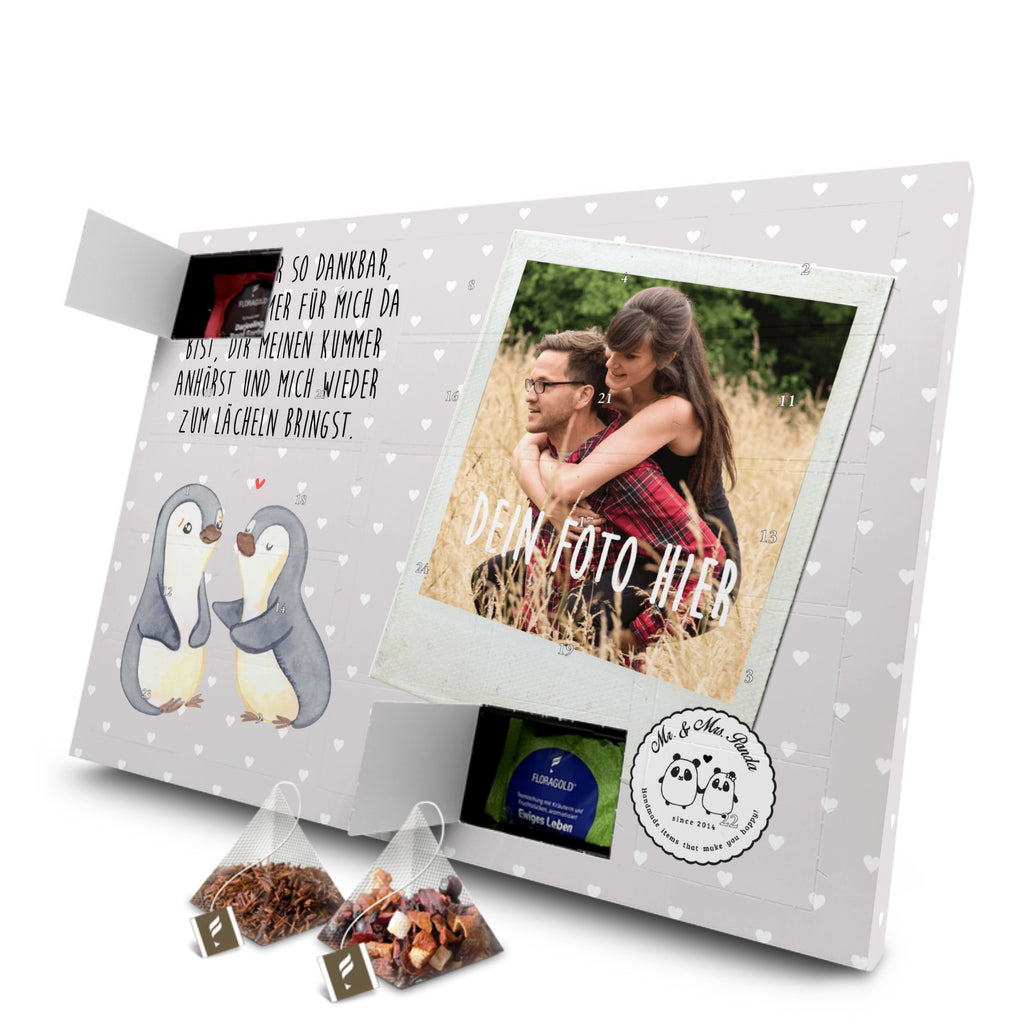 Personalisierter Tee Foto Adventskalender Pinguine trösten Personalisierter Tee Adventskalender, Liebe, Partner, Freund, Freundin, Ehemann, Ehefrau, Heiraten, Verlobung, Heiratsantrag, Liebesgeschenk, Jahrestag, Hocheitstag, Valentinstag, Geschenk für Frauen, Hochzeitstag, Mitbringsel, Geschenk für Freundin, Geschenk für Partner, Liebesbeweis, für Männer, für Ehemann