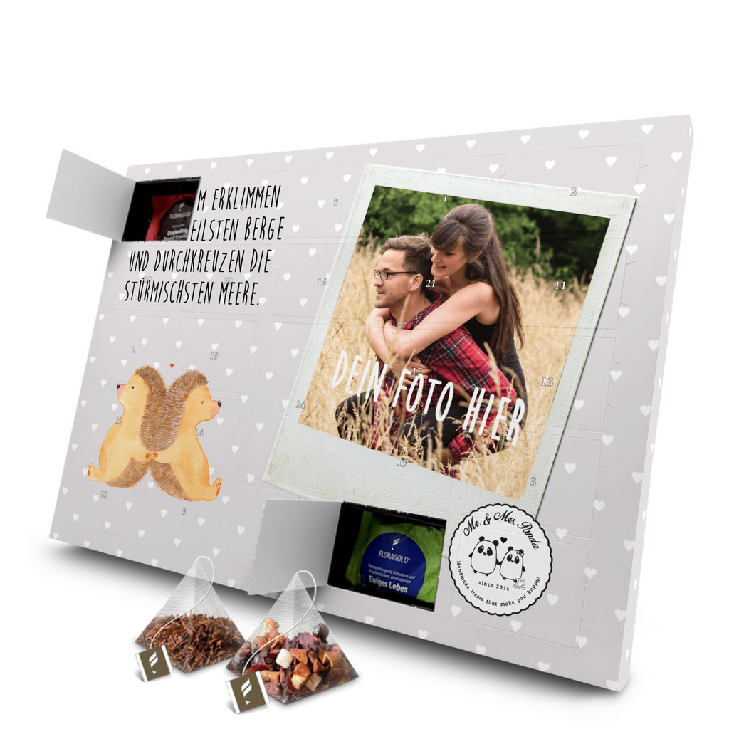 Personalisierter Tee Foto Adventskalender Igel händchenhaltend Personalisierter Tee Adventskalender, Liebe, Partner, Freund, Freundin, Ehemann, Ehefrau, Heiraten, Verlobung, Heiratsantrag, Liebesgeschenk, Jahrestag, Hocheitstag, Igel, Igelliebe, Hand in Hand, Liebesbeweis, große Liebe, Liebesbotschaft, Hochzeit, Lieblingsmensch, Gemeinsamkeit, Love, Geschenk für zwei