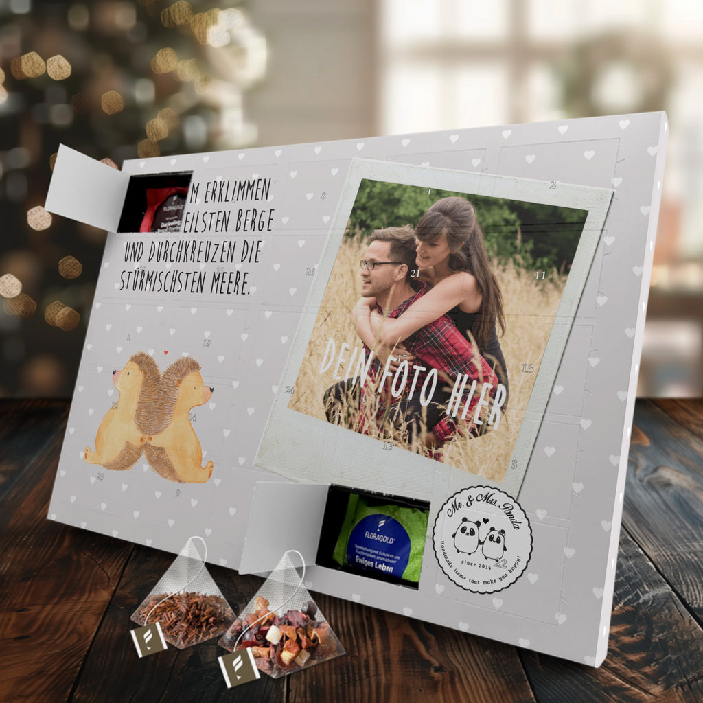 Personalisierter Tee Foto Adventskalender Igel händchenhaltend Personalisierter Tee Adventskalender, Liebe, Partner, Freund, Freundin, Ehemann, Ehefrau, Heiraten, Verlobung, Heiratsantrag, Liebesgeschenk, Jahrestag, Hocheitstag, Igel, Igelliebe, Hand in Hand, Liebesbeweis, große Liebe, Liebesbotschaft, Hochzeit, Lieblingsmensch, Gemeinsamkeit, Love, Geschenk für zwei