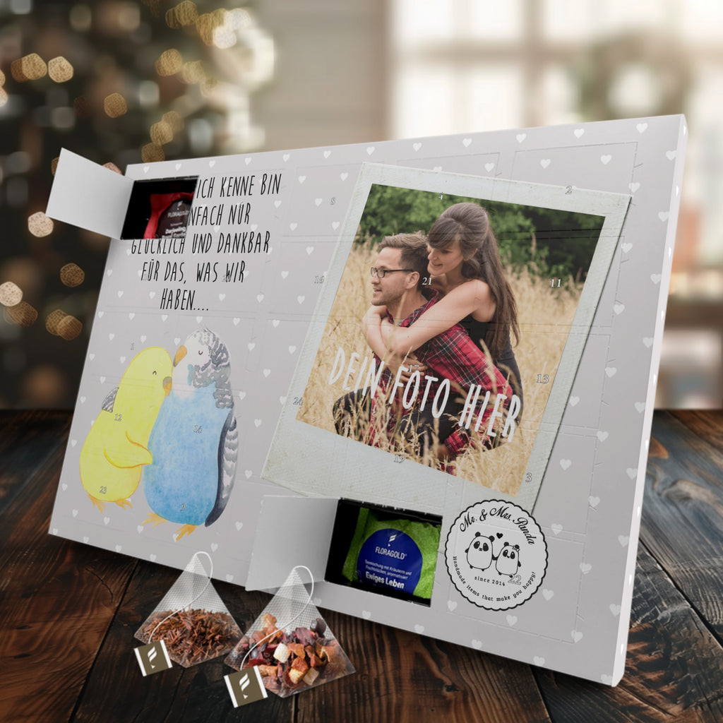 Personalisierter Tee Foto Adventskalender Wellensittich Liebe Personalisierter Tee Adventskalender, Liebe, Partner, Freund, Freundin, Ehemann, Ehefrau, Heiraten, Verlobung, Heiratsantrag, Liebesgeschenk, Jahrestag, Hocheitstag, Vögel, Wellensittich, Nähe, Kuscheln, Vertrauen