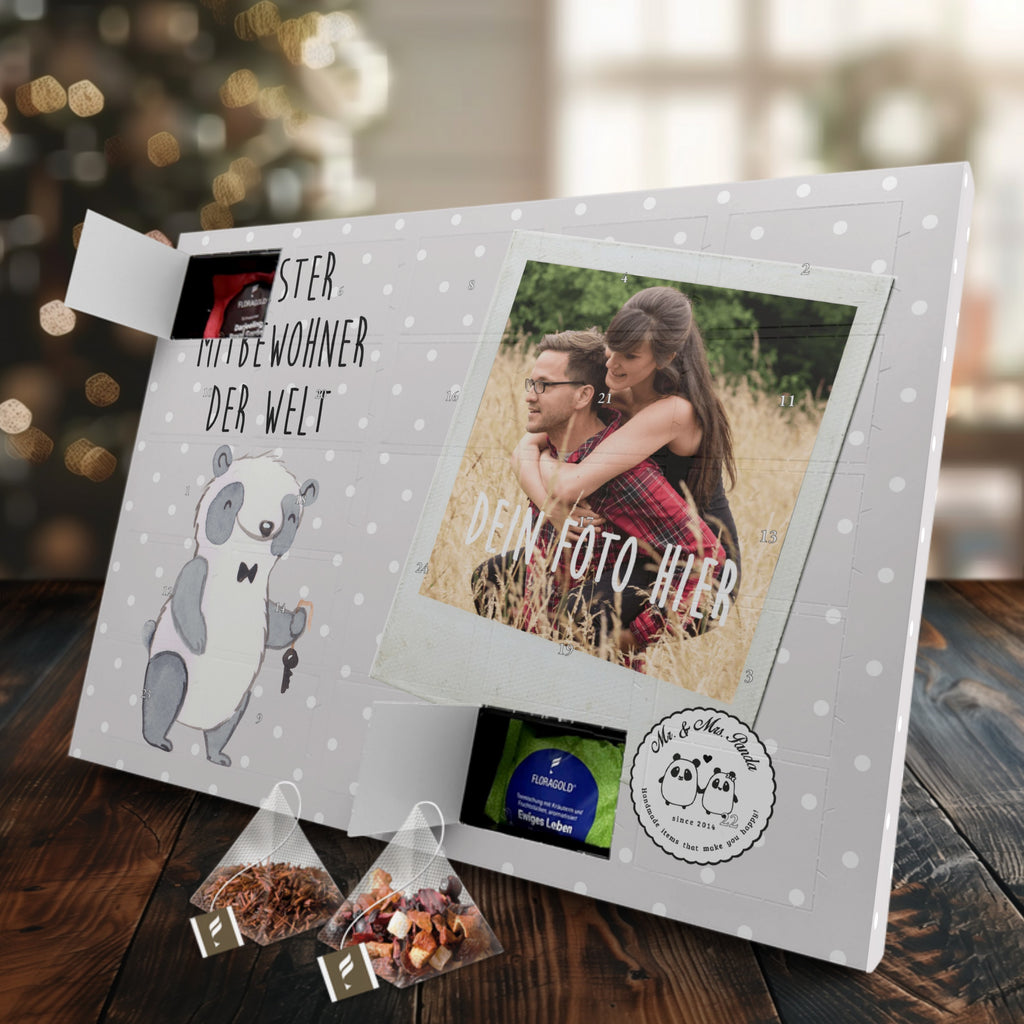 Personalisierter Tee Foto Adventskalender Panda Bester Mitbewohner der Welt Personalisierter Tee Adventskalender, für, Dankeschön, Geschenk, Schenken, Geburtstag, Geburtstagsgeschenk, Geschenkidee, Danke, Bedanken, Mitbringsel, Freude machen, Geschenktipp, Mitbewohner, WG, Zimmernachbar, Wohngemeinschaft, WG-Bewohner, Zimmerkollege, Zimmergenosse, Stubenkamerad