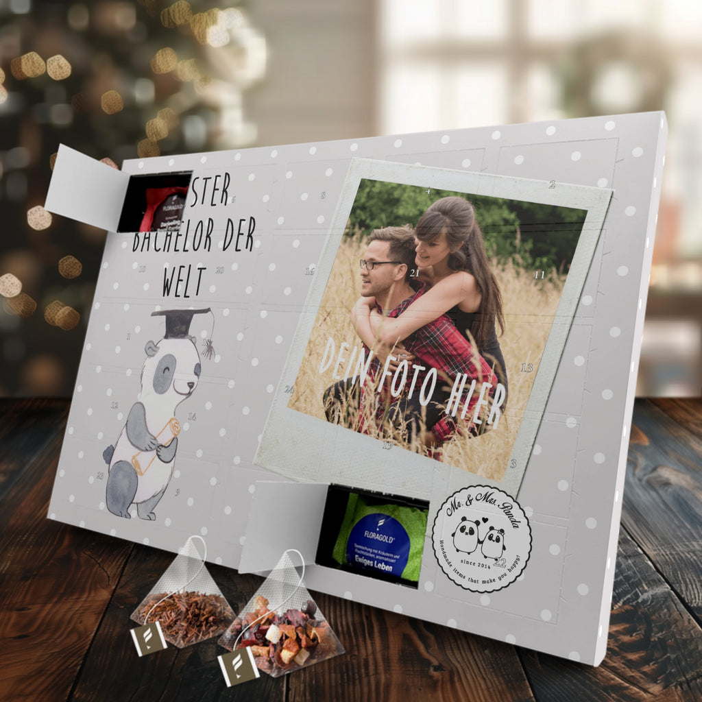 Personalisierter Tee Foto Adventskalender Panda Bester Bachelor der Welt Personalisierter Tee Adventskalender, für, Dankeschön, Geschenk, Schenken, Geburtstag, Geburtstagsgeschenk, Geschenkidee, Danke, Bedanken, Mitbringsel, Freude machen, Geschenktipp, Bachelor, Student, Studium, Sohn, Spaß, Musterschüler, lustig, Studienabschluss, witzig, Universität, Abschluss, Alumni, Uni, Studenten, Hochschule