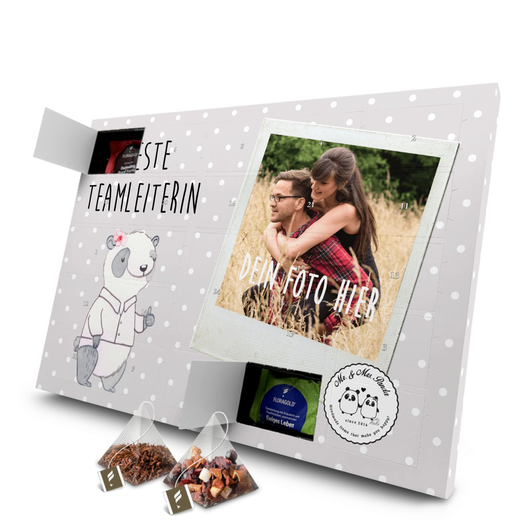 Personalisierter Tee Foto Adventskalender Panda Beste Teamleiterin Personalisierter Tee Adventskalender, für, Dankeschön, Geschenk, Schenken, Geburtstag, Geburtstagsgeschenk, Geschenkidee, Danke, Bedanken, Mitbringsel, Freude machen, Geschenktipp, Teamleiterin, Seminarleiterin, Gruppenleiterin, Leiterin, Kollegin, Chefin, Vorgesetzte, Abschied, Abschiedsgeschenk, Ruhestand