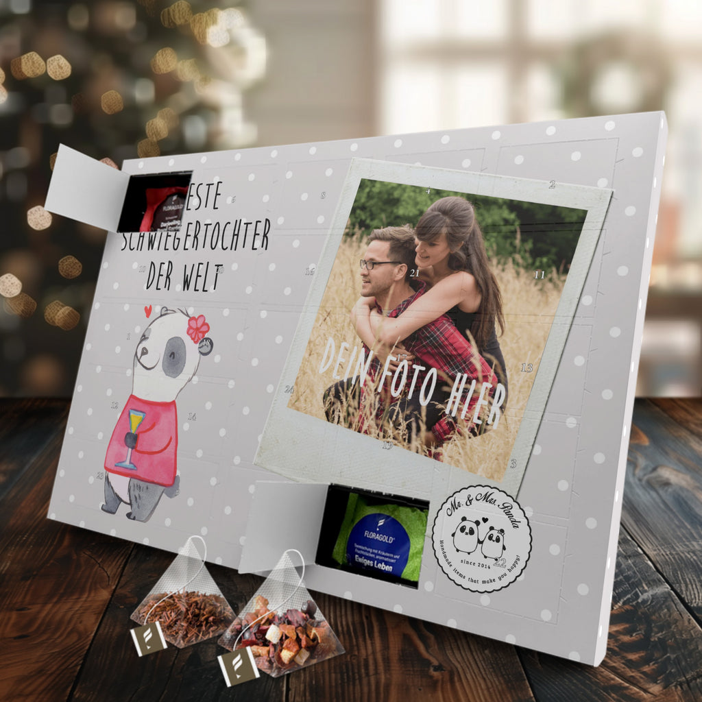 Personalisierter Tee Foto Adventskalender Panda Beste Schwiegertochter der Welt Personalisierter Tee Adventskalender, für, Dankeschön, Geschenk, Schenken, Geburtstag, Geburtstagsgeschenk, Geschenkidee, Danke, Bedanken, Mitbringsel, Freude machen, Geschenktipp, Schwiegertochter, Tochter, Ehefrau des Sohns, Frau, angeheiratet, Hochzeit