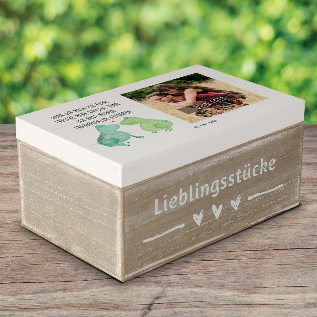 Personalisierte Foto Holzkiste Frosch Liebe Personalisierte Foto Holzkiste, Liebe, Partner, Freund, Freundin, Ehemann, Ehefrau, Heiraten, Verlobung, Heiratsantrag, Liebesgeschenk, Jahrestag, Hocheitstag, Verliebt, Verlobt, Verheiratet, Geschenk Freundin, Geschenk Freund, Liebesbeweis, Hochzeitstag, Geschenk Hochzeit, Frosch, Frösche, Froschkönig, Fröschchen