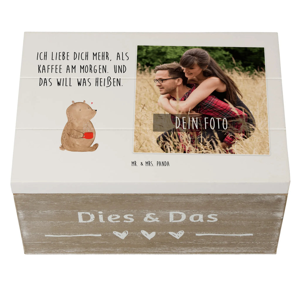 Personalisierte Foto Holzkiste Bär Morgenkaffee Personalisierte Foto Holzkiste, Liebe, Partner, Freund, Freundin, Ehemann, Ehefrau, Heiraten, Verlobung, Heiratsantrag, Liebesgeschenk, Jahrestag, Hocheitstag, Valentinstag, Geschenk für Frauen, Hochzeitstag, Mitbringsel, Geschenk für Freundin, Geschenk für Partner, Liebesbeweis, für Männer, für Ehemann