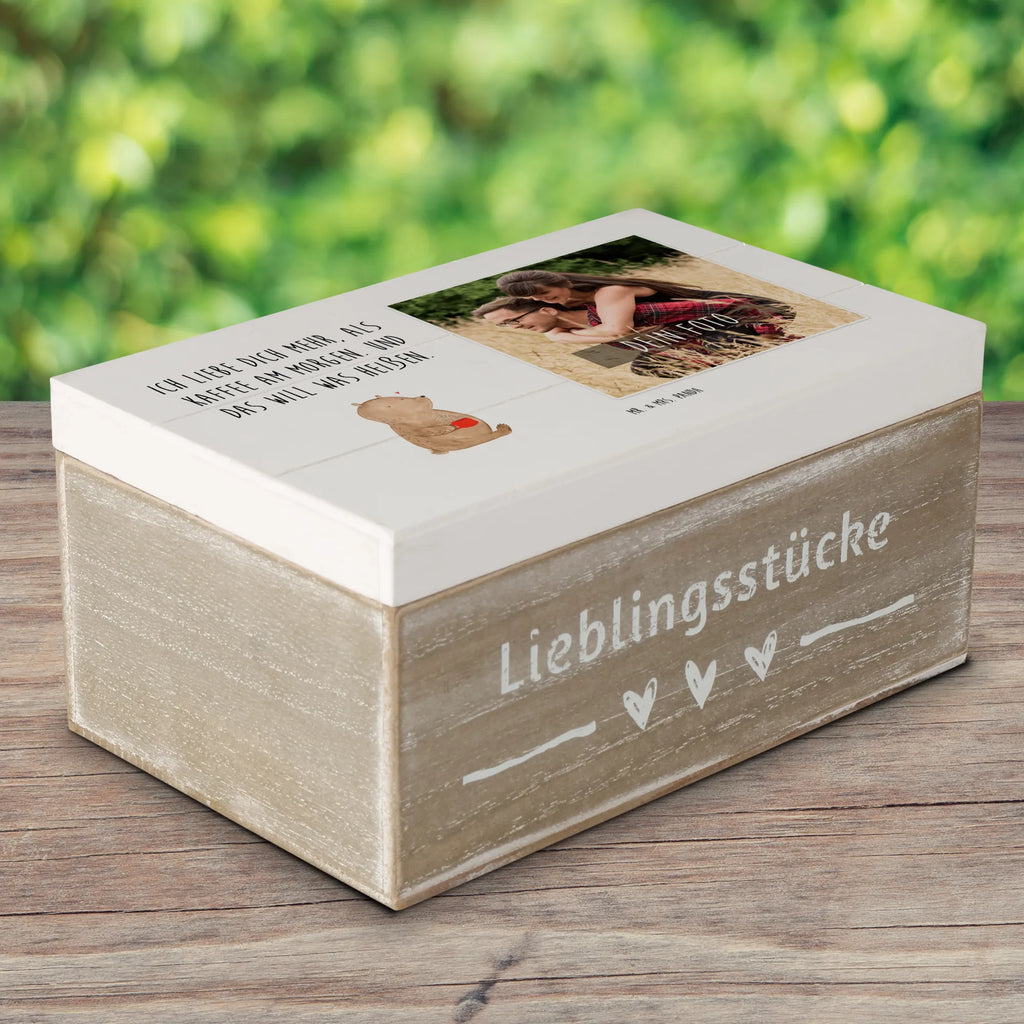 Personalisierte Foto Holzkiste Bär Morgenkaffee Personalisierte Foto Holzkiste, Liebe, Partner, Freund, Freundin, Ehemann, Ehefrau, Heiraten, Verlobung, Heiratsantrag, Liebesgeschenk, Jahrestag, Hocheitstag, Valentinstag, Geschenk für Frauen, Hochzeitstag, Mitbringsel, Geschenk für Freundin, Geschenk für Partner, Liebesbeweis, für Männer, für Ehemann