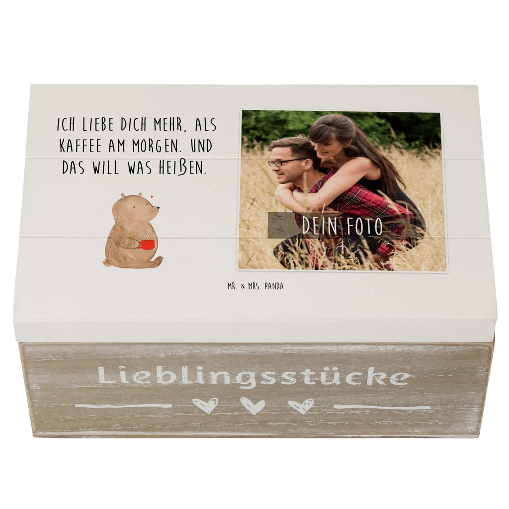 Personalisierte Foto Holzkiste Bär Morgenkaffee Personalisierte Foto Holzkiste, Liebe, Partner, Freund, Freundin, Ehemann, Ehefrau, Heiraten, Verlobung, Heiratsantrag, Liebesgeschenk, Jahrestag, Hocheitstag, Valentinstag, Geschenk für Frauen, Hochzeitstag, Mitbringsel, Geschenk für Freundin, Geschenk für Partner, Liebesbeweis, für Männer, für Ehemann