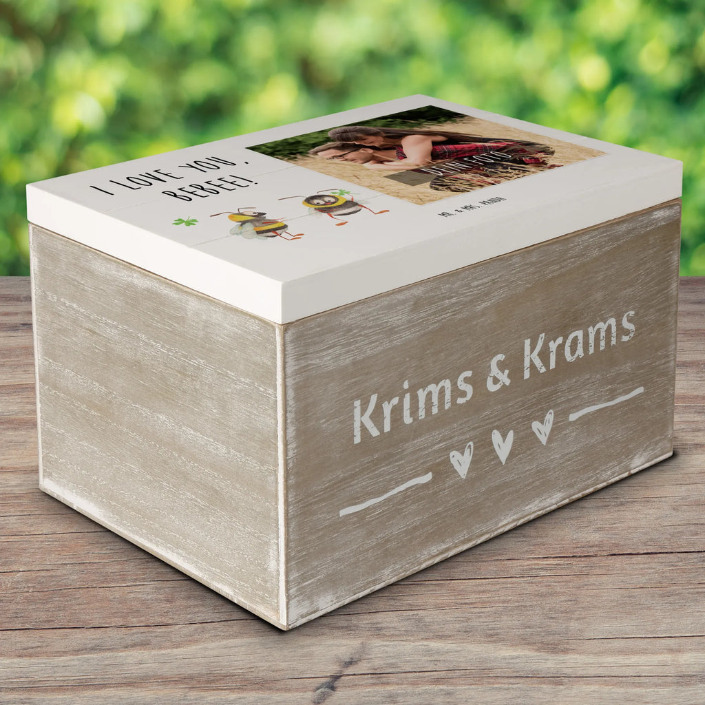 Personalisierte Foto Holzkiste Bienen Paar Personalisierte Foto Holzkiste, Liebe, Partner, Freund, Freundin, Ehemann, Ehefrau, Heiraten, Verlobung, Heiratsantrag, Liebesgeschenk, Jahrestag, Hocheitstag, Valentinstag, Geschenk für Frauen, Hochzeitstag, Mitbringsel, Geschenk für Freundin, Geschenk für Partner, Liebesbeweis, für Männer, für Ehemann, Schildkröten, verliebte Schildkröten