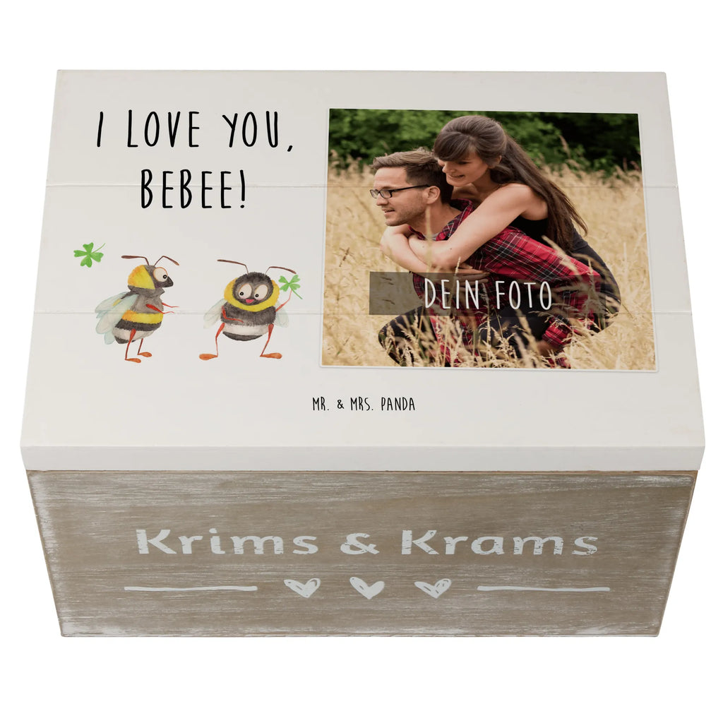 Personalisierte Foto Holzkiste Bienen Paar Personalisierte Foto Holzkiste, Liebe, Partner, Freund, Freundin, Ehemann, Ehefrau, Heiraten, Verlobung, Heiratsantrag, Liebesgeschenk, Jahrestag, Hocheitstag, Valentinstag, Geschenk für Frauen, Hochzeitstag, Mitbringsel, Geschenk für Freundin, Geschenk für Partner, Liebesbeweis, für Männer, für Ehemann, Schildkröten, verliebte Schildkröten