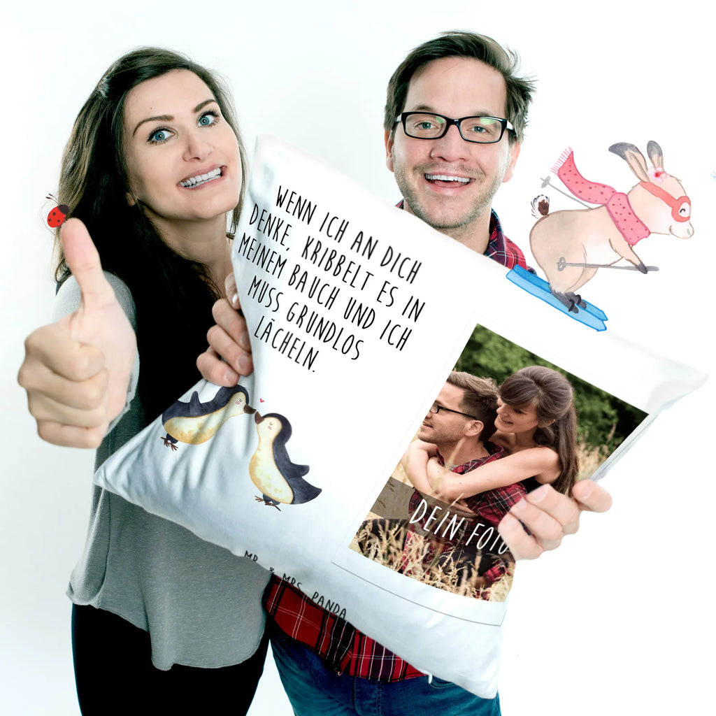 Personalisiertes Foto Kissen Pinguine Kuss Personalisiertes Foto Kissen, Liebe, Partner, Freund, Freundin, Ehemann, Ehefrau, Heiraten, Verlobung, Heiratsantrag, Liebesgeschenk, Jahrestag, Hocheitstag, Valentinstag, Geschenk für Frauen, Hochzeitstag, Mitbringsel, Geschenk für Freundin, Geschenk für Partner, Liebesbeweis, für Männer, für Ehemann