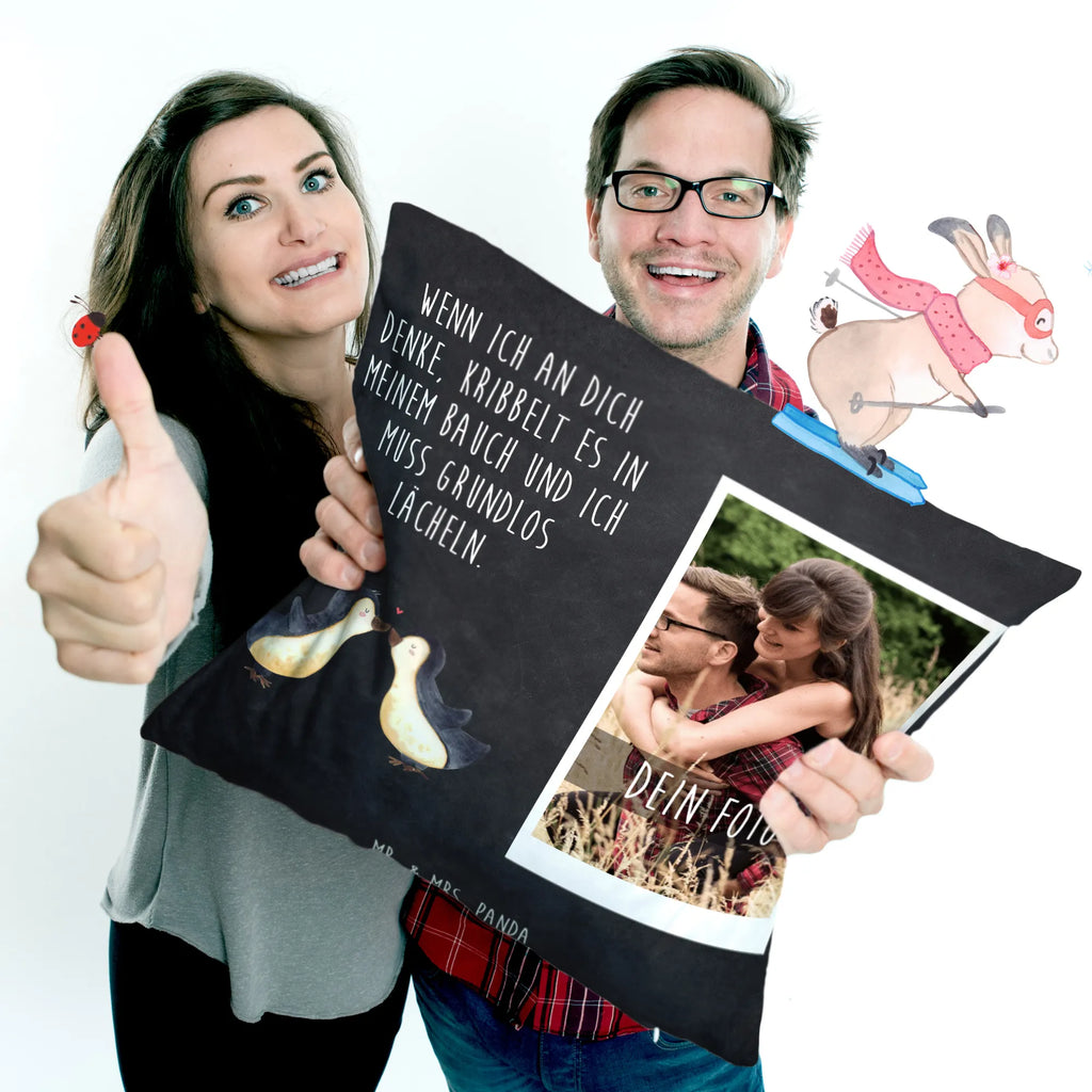 Personalisiertes Foto Kissen Pinguine Kuss Personalisiertes Foto Kissen, Liebe, Partner, Freund, Freundin, Ehemann, Ehefrau, Heiraten, Verlobung, Heiratsantrag, Liebesgeschenk, Jahrestag, Hocheitstag, Valentinstag, Geschenk für Frauen, Hochzeitstag, Mitbringsel, Geschenk für Freundin, Geschenk für Partner, Liebesbeweis, für Männer, für Ehemann