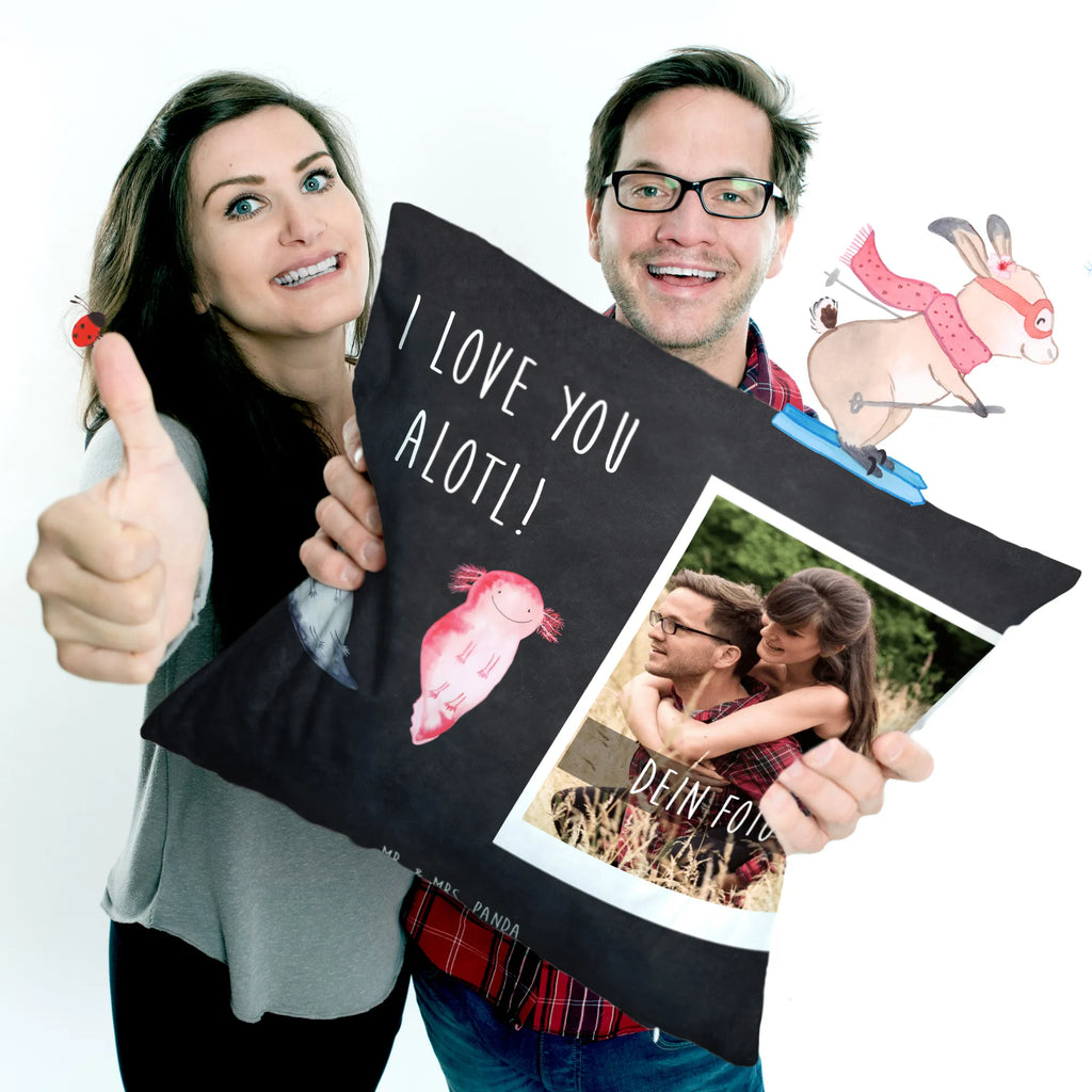 Personalisiertes Foto Kissen Axolotl Liebe Personalisiertes Foto Kissen, Liebe, Partner, Freund, Freundin, Ehemann, Ehefrau, Heiraten, Verlobung, Heiratsantrag, Liebesgeschenk, Jahrestag, Hocheitstag, Valentinstag, Geschenk für Frauen, Hochzeitstag, Mitbringsel, Geschenk für Freundin, Geschenk für Partner, Liebesbeweis, für Männer, für Ehemann