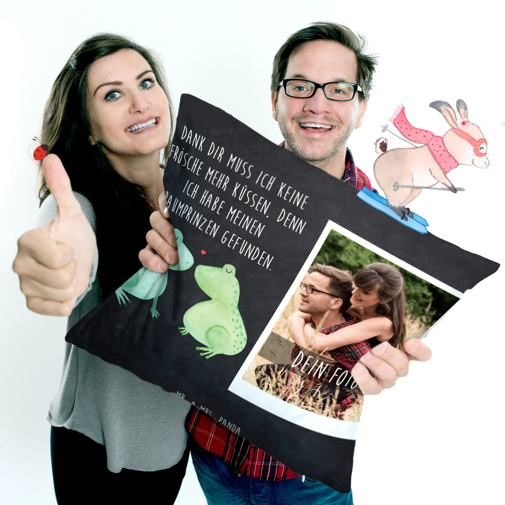 Personalisiertes Foto Kissen Frosch Liebe Personalisiertes Foto Kissen, Liebe, Partner, Freund, Freundin, Ehemann, Ehefrau, Heiraten, Verlobung, Heiratsantrag, Liebesgeschenk, Jahrestag, Hocheitstag, Verliebt, Verlobt, Verheiratet, Geschenk Freundin, Geschenk Freund, Liebesbeweis, Hochzeitstag, Geschenk Hochzeit, Frosch, Frösche, Froschkönig, Fröschchen