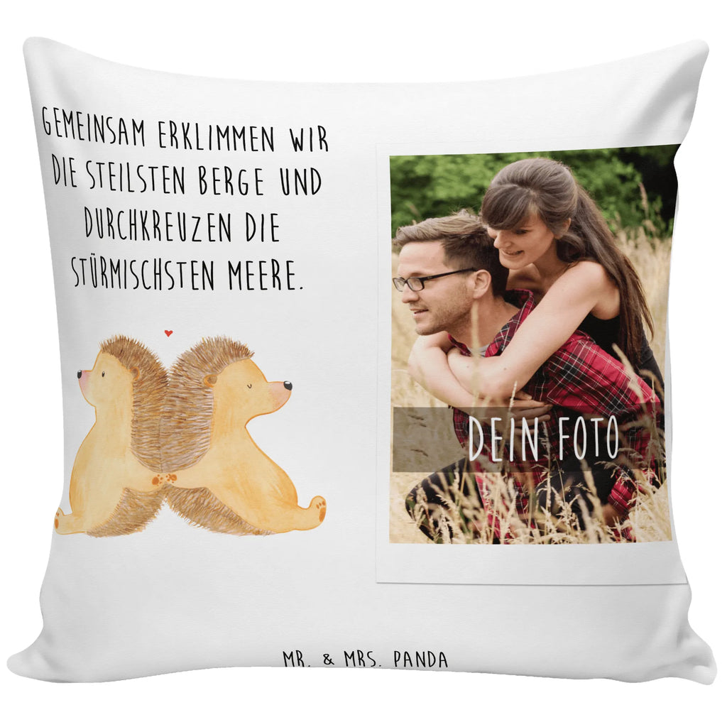 Personalisiertes Foto Kissen Igel händchenhaltend Personalisiertes Foto Kissen, Liebe, Partner, Freund, Freundin, Ehemann, Ehefrau, Heiraten, Verlobung, Heiratsantrag, Liebesgeschenk, Jahrestag, Hocheitstag, Igel, Igelliebe, Hand in Hand, Liebesbeweis, große Liebe, Liebesbotschaft, Hochzeit, Lieblingsmensch, Gemeinsamkeit, Love, Geschenk für zwei