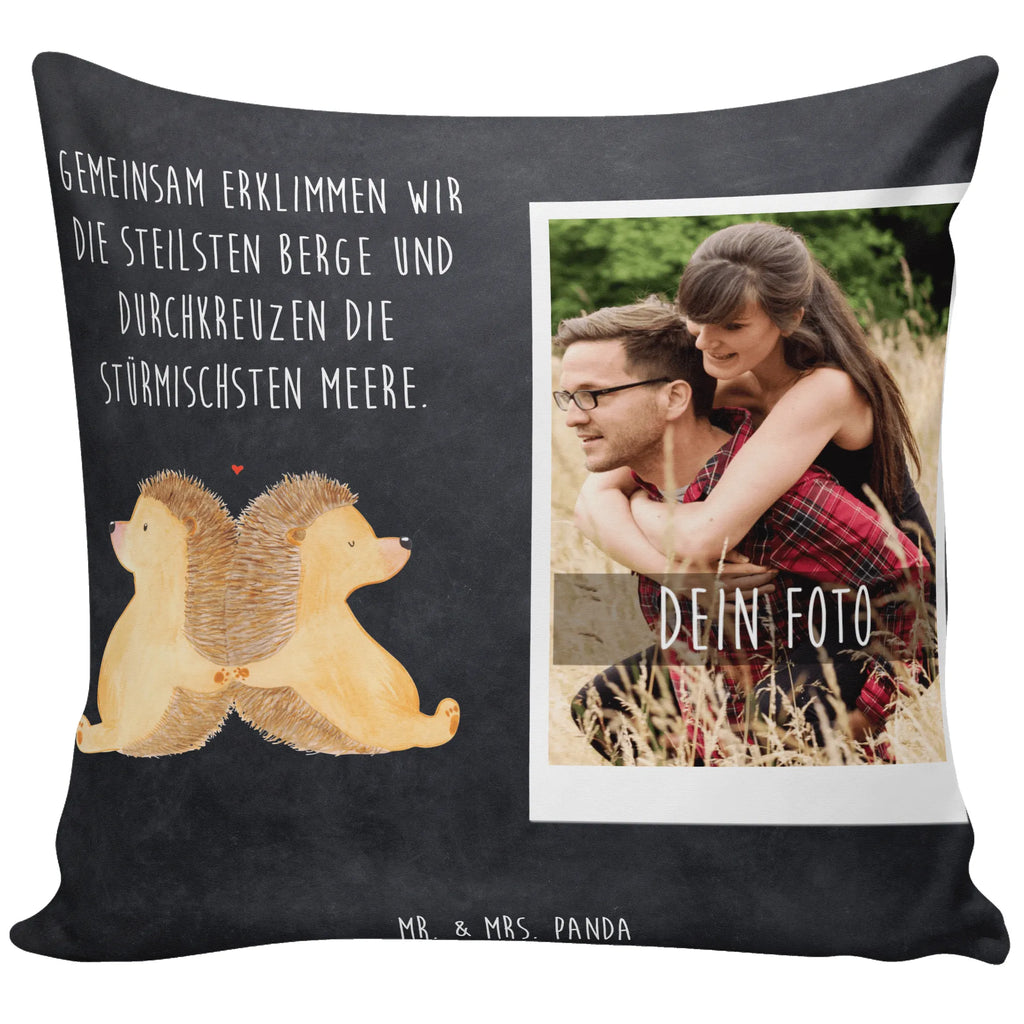 Personalisiertes Foto Kissen Igel händchenhaltend Personalisiertes Foto Kissen, Liebe, Partner, Freund, Freundin, Ehemann, Ehefrau, Heiraten, Verlobung, Heiratsantrag, Liebesgeschenk, Jahrestag, Hocheitstag, Igel, Igelliebe, Hand in Hand, Liebesbeweis, große Liebe, Liebesbotschaft, Hochzeit, Lieblingsmensch, Gemeinsamkeit, Love, Geschenk für zwei