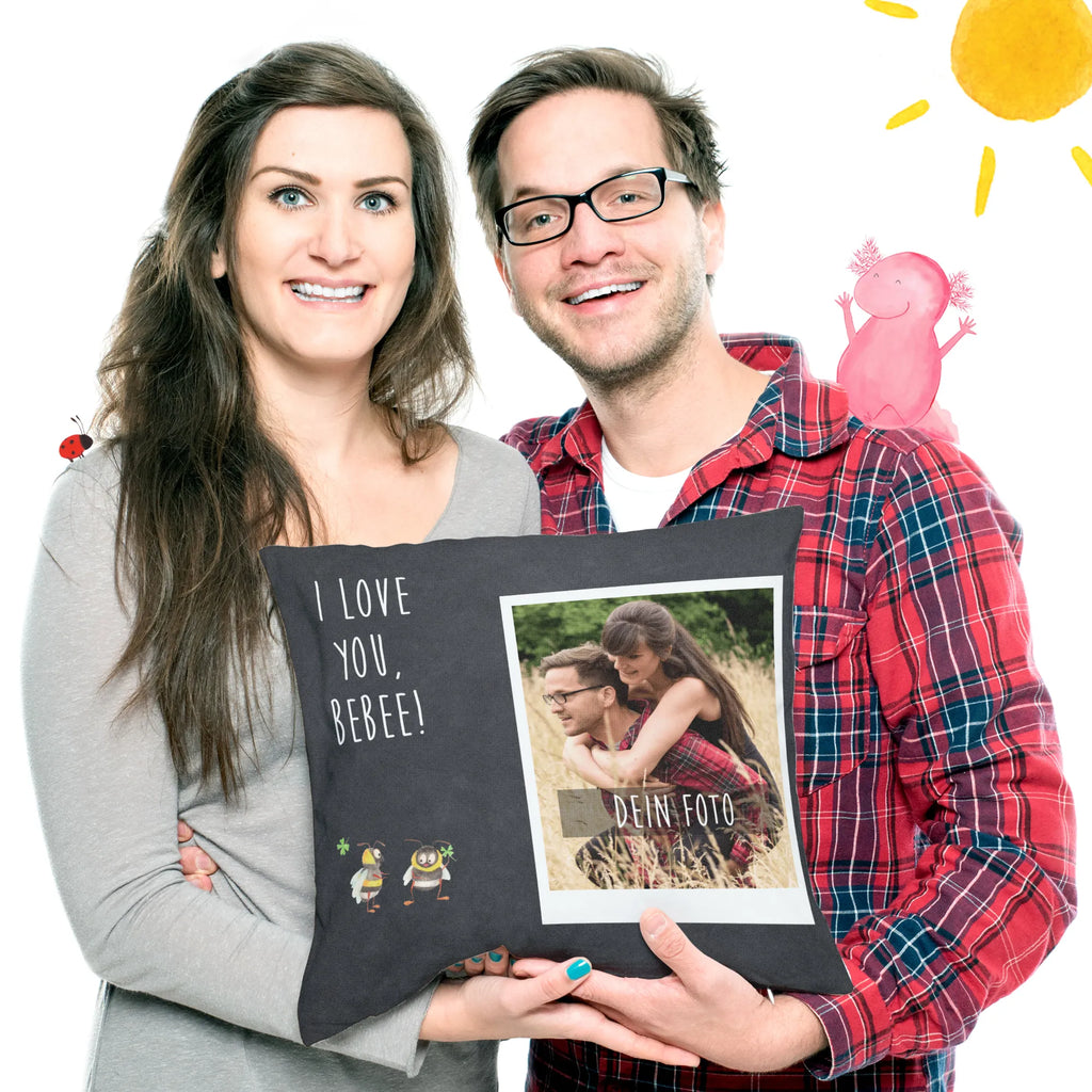 Personalisiertes Foto Kissen Bienen Paar Personalisiertes Foto Kissen, Liebe, Partner, Freund, Freundin, Ehemann, Ehefrau, Heiraten, Verlobung, Heiratsantrag, Liebesgeschenk, Jahrestag, Hocheitstag, Valentinstag, Geschenk für Frauen, Hochzeitstag, Mitbringsel, Geschenk für Freundin, Geschenk für Partner, Liebesbeweis, für Männer, für Ehemann, Schildkröten, verliebte Schildkröten