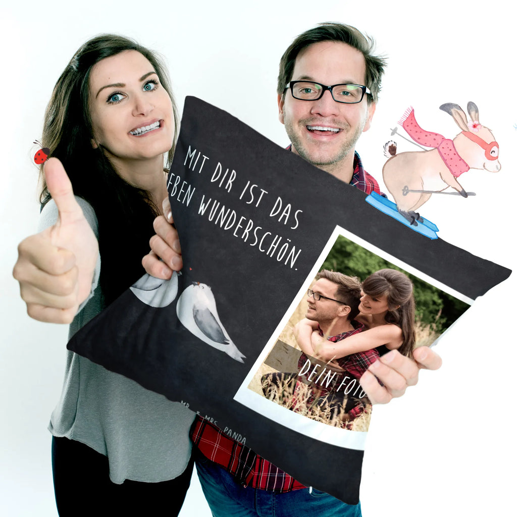 Personalisiertes Foto Kissen Turteltauben Liebe Personalisiertes Foto Kissen, Liebe, Partner, Freund, Freundin, Ehemann, Ehefrau, Heiraten, Verlobung, Heiratsantrag, Liebesgeschenk, Jahrestag, Hocheitstag, Turteltauben, Turteltäubchen, Tauben, Verliebt, Verlobt, Verheiratet, Geschenk Freundin, Geschenk Freund, Liebesbeweis, Hochzeitstag, Geschenk Hochzeit