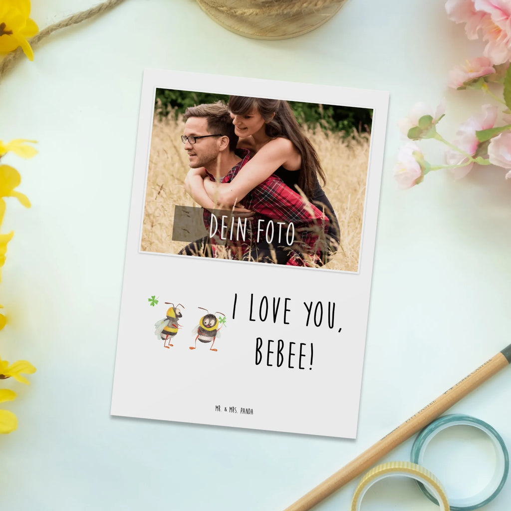 Personalisierte Foto Postkarte Bienen Paar Personalisierte Foto Postkarte, Liebe, Partner, Freund, Freundin, Ehemann, Ehefrau, Heiraten, Verlobung, Heiratsantrag, Liebesgeschenk, Jahrestag, Hocheitstag, Valentinstag, Geschenk für Frauen, Hochzeitstag, Mitbringsel, Geschenk für Freundin, Geschenk für Partner, Liebesbeweis, für Männer, für Ehemann, Schildkröten, verliebte Schildkröten