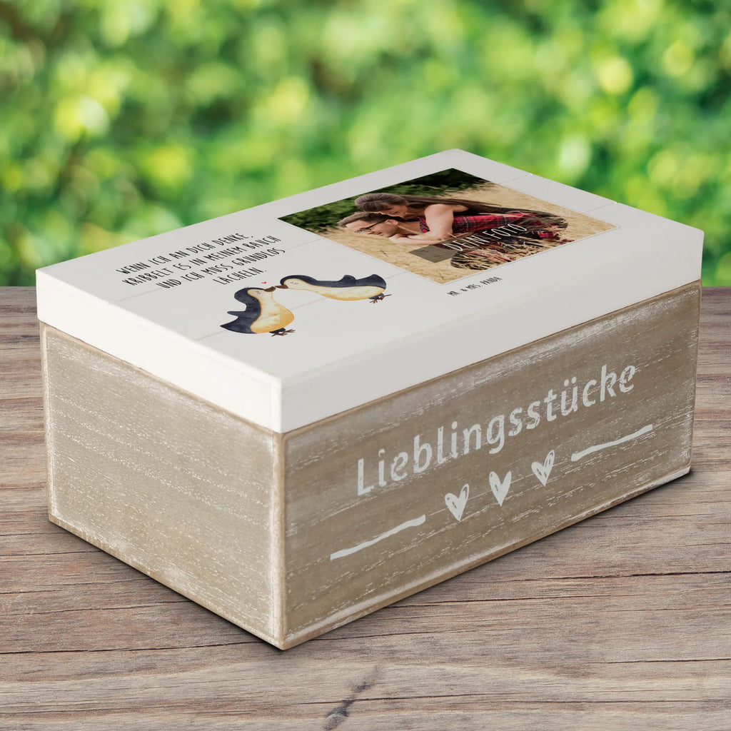 Personalisierte Foto Holzkiste Pinguine Kuss Personalisierte Foto Holzkiste, Liebe, Partner, Freund, Freundin, Ehemann, Ehefrau, Heiraten, Verlobung, Heiratsantrag, Liebesgeschenk, Jahrestag, Hocheitstag, Valentinstag, Geschenk für Frauen, Hochzeitstag, Mitbringsel, Geschenk für Freundin, Geschenk für Partner, Liebesbeweis, für Männer, für Ehemann