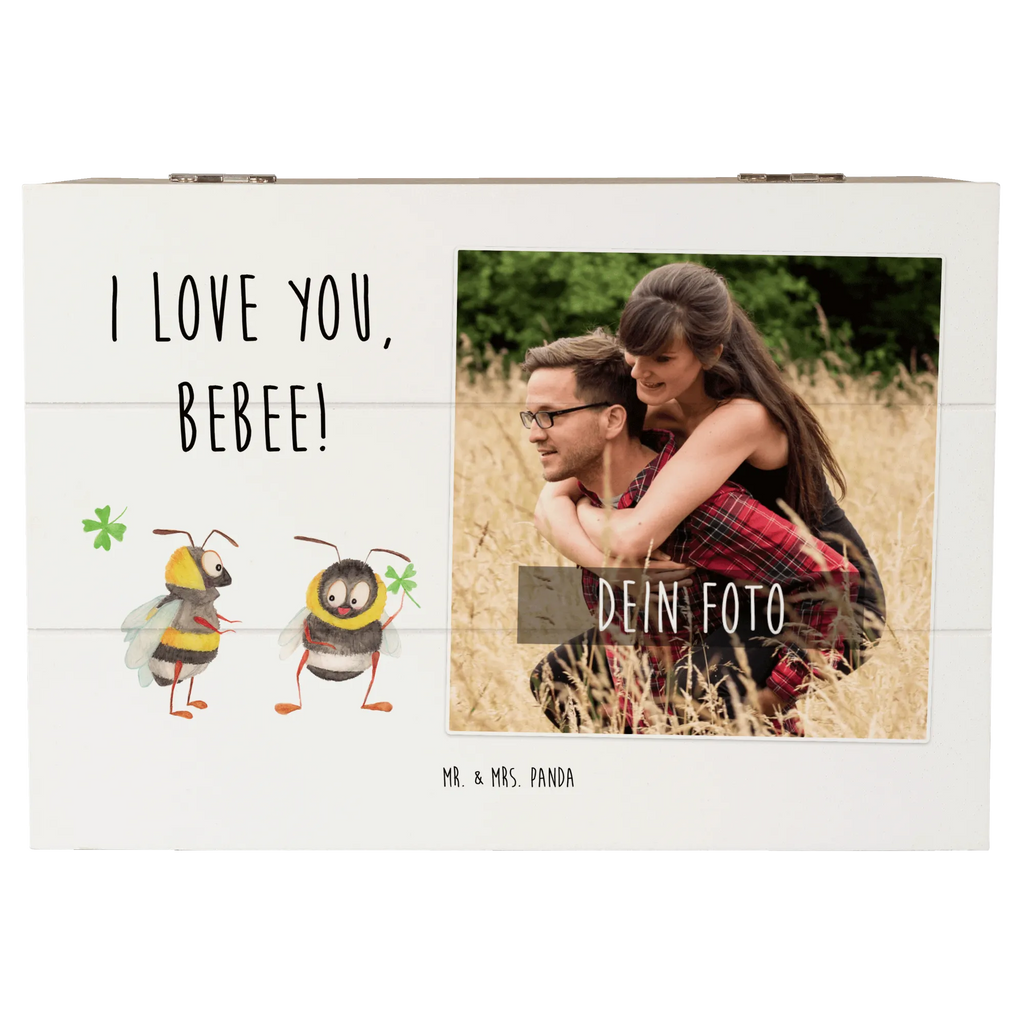 Personalisierte Foto Holzkiste Bienen Paar Personalisierte Foto Holzkiste, Liebe, Partner, Freund, Freundin, Ehemann, Ehefrau, Heiraten, Verlobung, Heiratsantrag, Liebesgeschenk, Jahrestag, Hocheitstag, Valentinstag, Geschenk für Frauen, Hochzeitstag, Mitbringsel, Geschenk für Freundin, Geschenk für Partner, Liebesbeweis, für Männer, für Ehemann, Schildkröten, verliebte Schildkröten